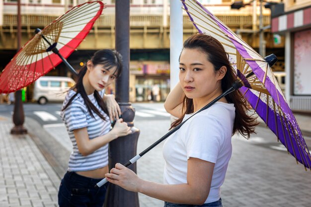Ajuda de guarda-chuva wagasa japonesa por jovem