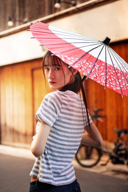 Ajuda de guarda-chuva wagasa japonesa por jovem