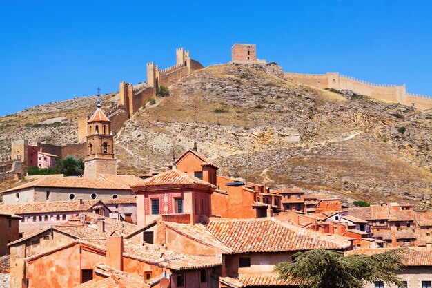 Albarracin com parede da fortaleza antiga