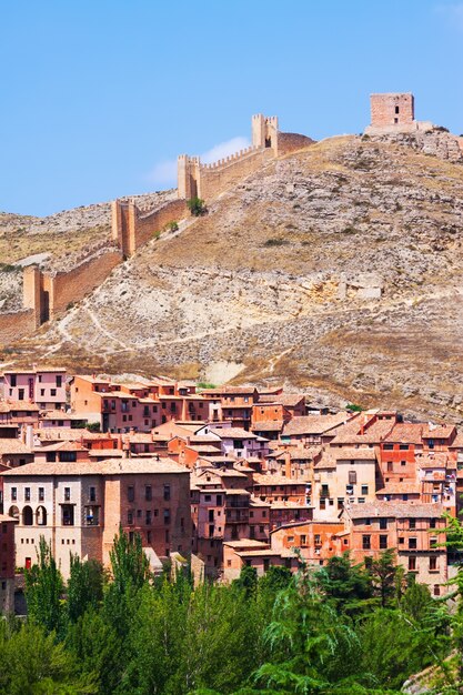 Albarracín com parede da fortaleza. Espanha