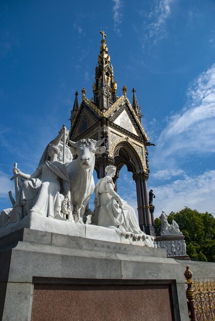 Albert Memorial nos Jardins de Kensington, as figuras de mármore que representam a Europa