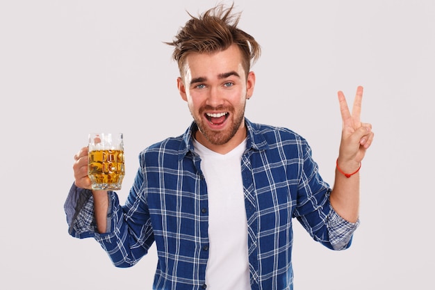 Álcool. cara de camisa azul com cerveja