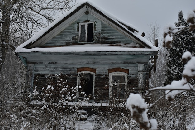 Aldeia abandonada na neve no inverno