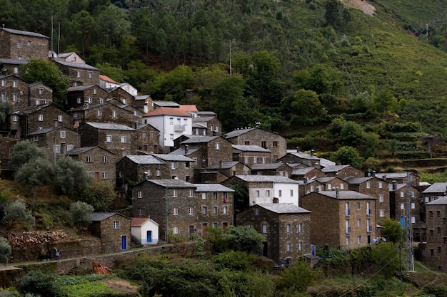 Foto grátis aldeia montanhosa encantadora entre a vegetação em piodão, portugal