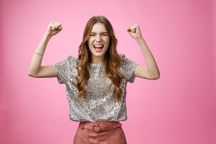 Foto grátis alegre, apóia boa aparência glamour mulher agindo ousado erguer atrevido punhos cerrados gritando make ...