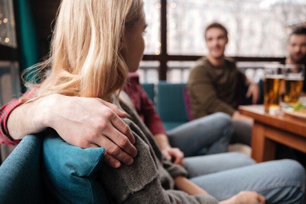 Alegre casal apaixonado sentado no café