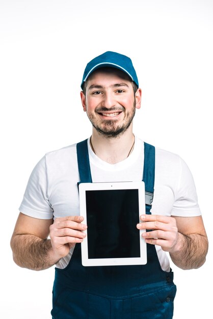 Alegre deliveryman mostrando tablet