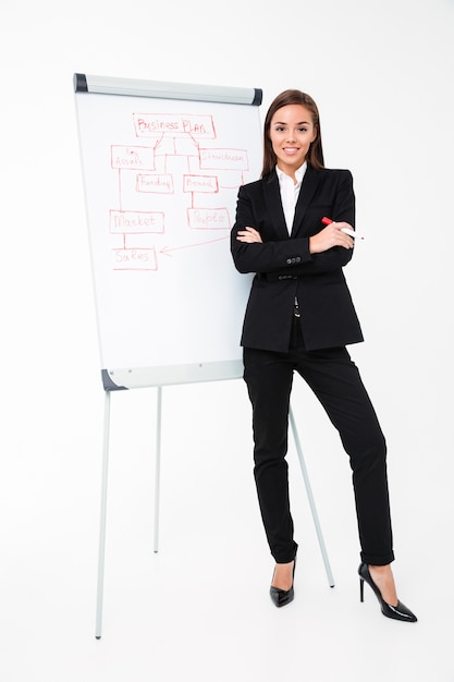 Alegre empresária bonita perto de plano de negócios.