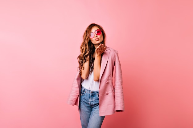 Foto grátis alegre garota europeia com cabelo ruivo posando com prazer. romântica senhora branca em roupa casual, em pé na luz.