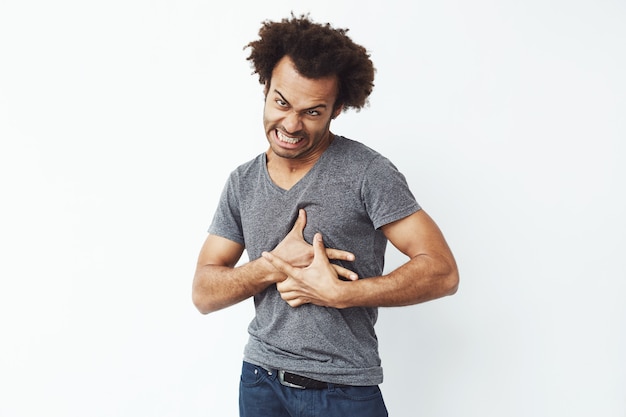 Foto grátis alegre homem africano fazendo careta enganar.