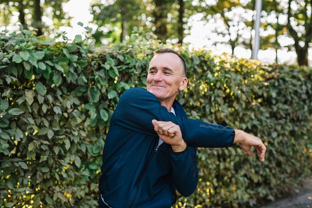 Alegre homem praticando esportes ao ar livre