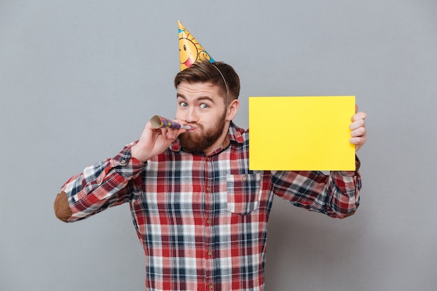 Alegre jovem barbudo aniversário homem segurando branches