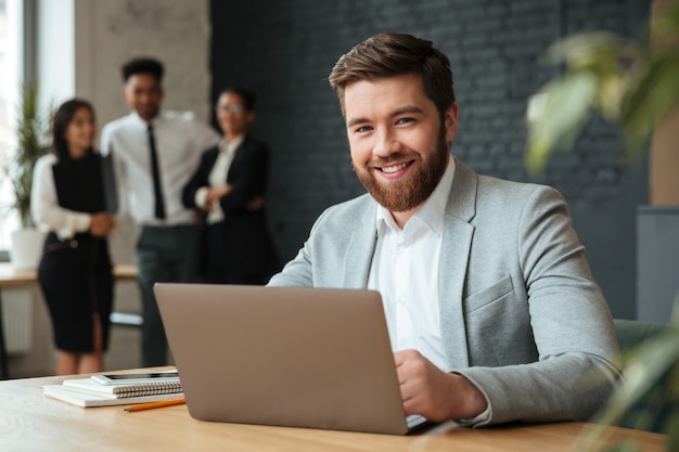 Alegre jovem empresário caucasiano