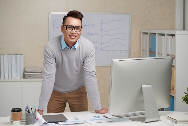 Alegre jovem empresário