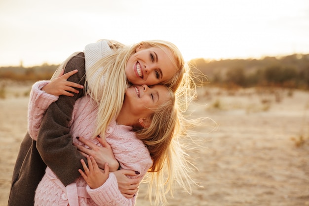 Alegre mãe brincando com sua filha