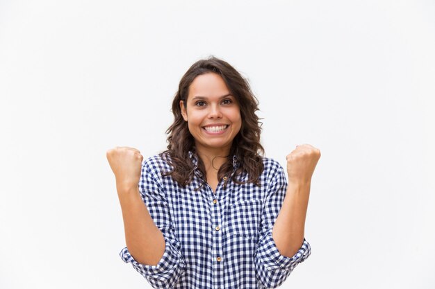 Alegre mulher excitada fazendo gesto de vencedor