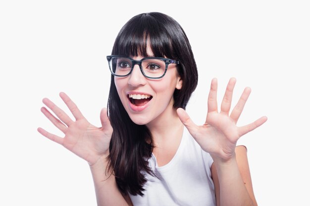 Alegre mulher gesticulando com as mãos