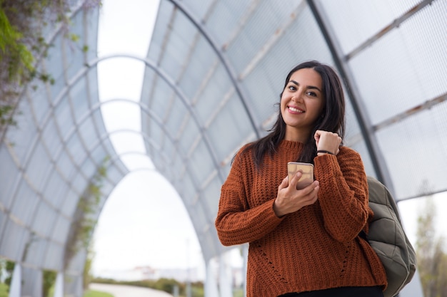 Foto grátis alegre mulher jovem e atraente com cabelo preto andando