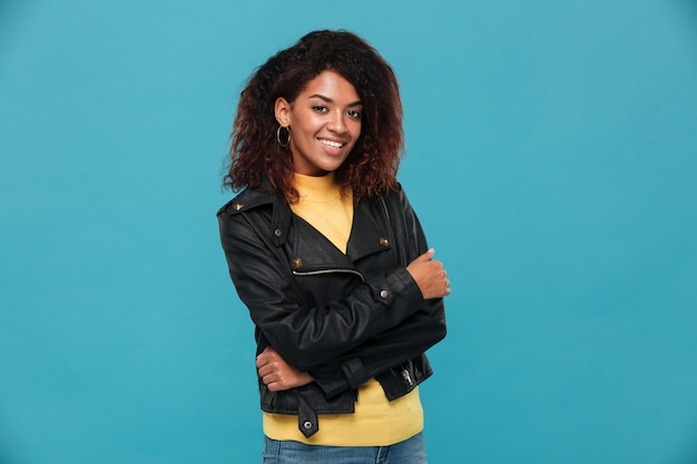 Foto grátis alegre mulher jovem e bonita africana em pé isolado