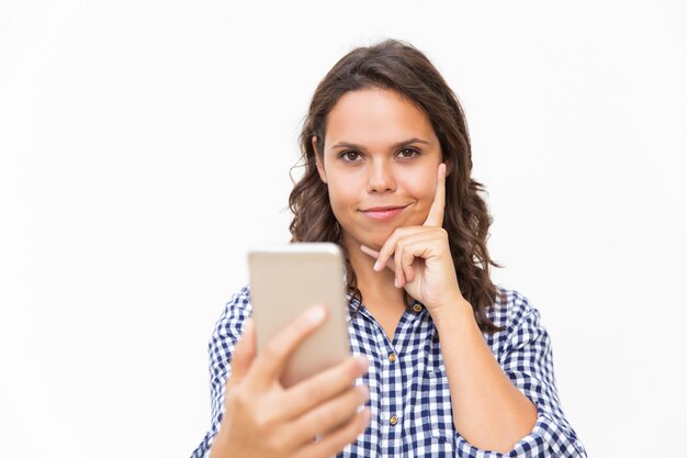 Alegre mulher Latina positiva usando telefone celular