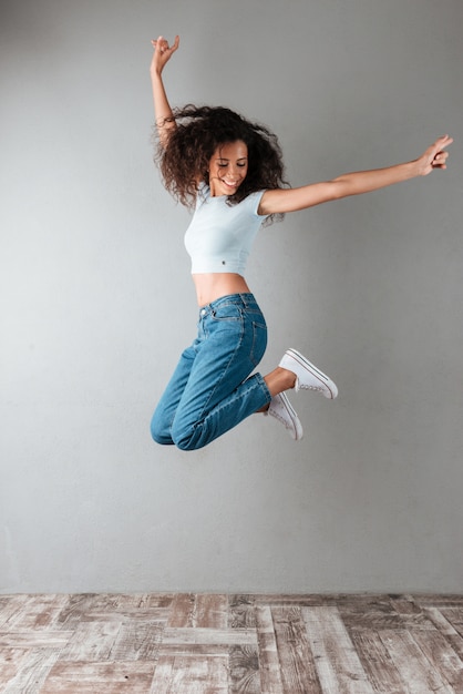 Foto grátis alegre mulher pulando