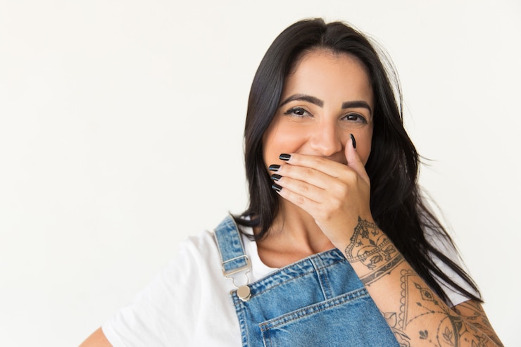 Foto grátis alegre mulher rindo e olhando para a câmera