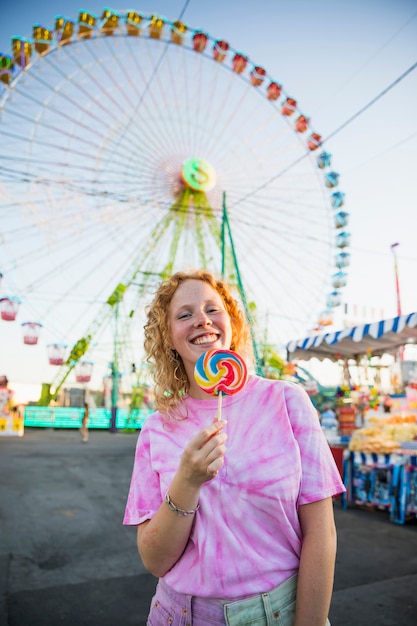 Alegre mulher sorridente no parque de diversões