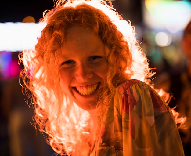 Alegre mulher sorrindo enquanto olha para a câmera