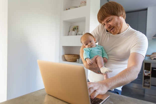 Alegre novo pai ficar em casa com o bebê