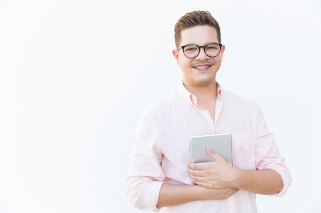 Alegre usuário da Internet com tablet