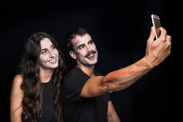 Foto grátis alegres amigos fazendo selfie no telefone