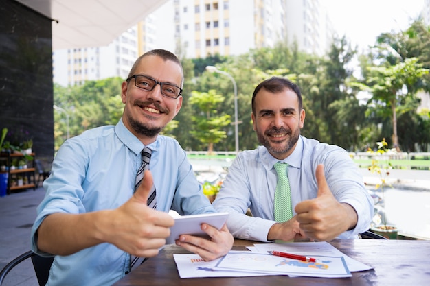 Alegres, animado, homens negócios, mostrando, thumbs-up