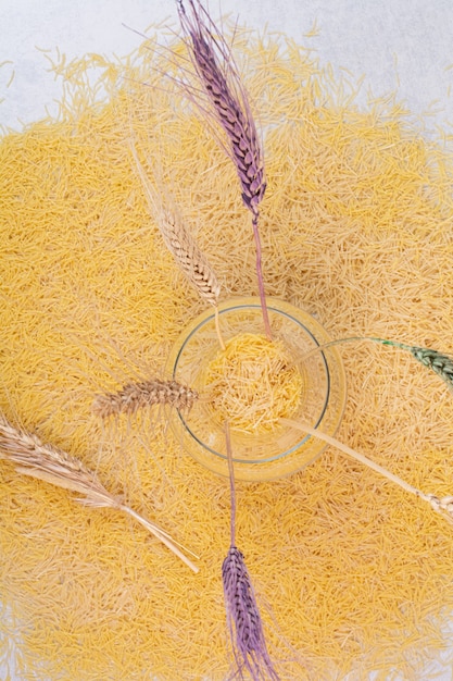 Aletria amarela deliciosa com vaso de trigos