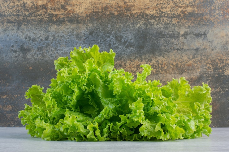 Foto grátis alface fresca verde sobre fundo de mármore. foto de alta qualidade