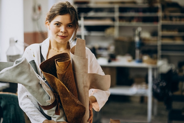 Foto grátis alfaiate de mulher trabalhando em tecido de couro