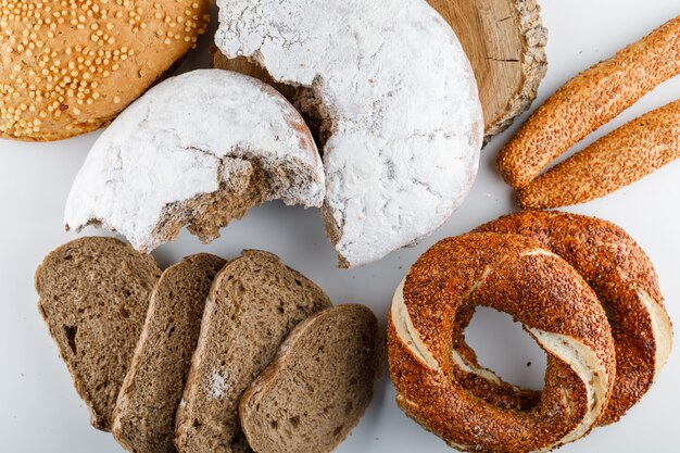 Algum pão cortado com o bagel turco na superfície branca, vista superior.