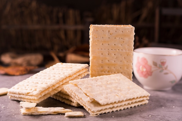 Alguns biscoitos em cima da mesa