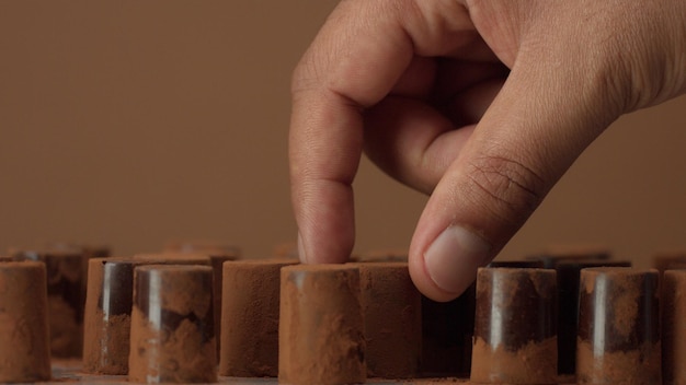 Foto grátis alguns doces de chocolate em fundo marrom no estúdio panning