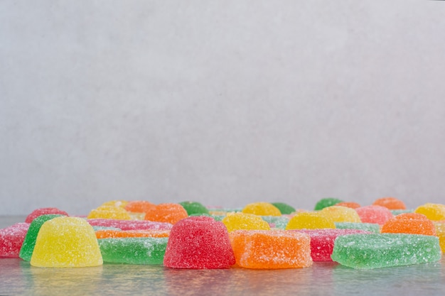 Alguns dos doces de geléia no fundo branco. Foto de alta qualidade