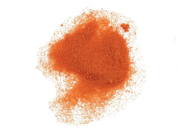 Foto grátis alguns tomate seco e moído isolado no fundo branco com espaço de cópia para texto ou imagens. especiarias e legumes. comida, culinária, restaurante, conceito de embalagem. composição do quadro, close-up, vista superior.