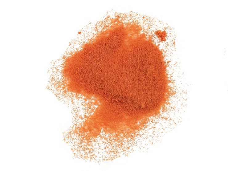 Foto grátis alguns tomate seco e moído isolado no fundo branco com espaço de cópia para texto ou imagens. especiarias e legumes. comida, culinária, restaurante, conceito de embalagem. composição do quadro, close-up, vista superior.