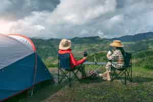 Foto grátis alguns turistas curtindo no acampamento nas montanhas