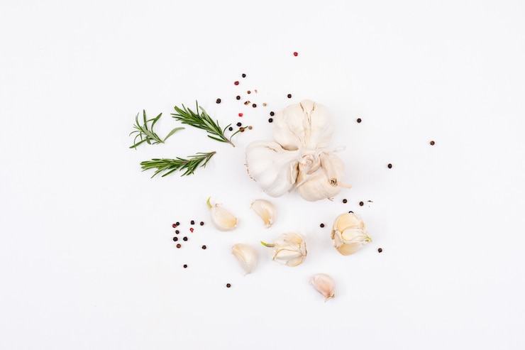 Foto grátis alho branco com legumes e pimenta em pó