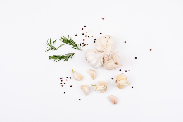 Foto grátis alho branco com verduras e pimenta em pó