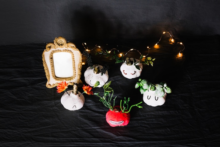 Foto grátis alho decorado e corda de luzes