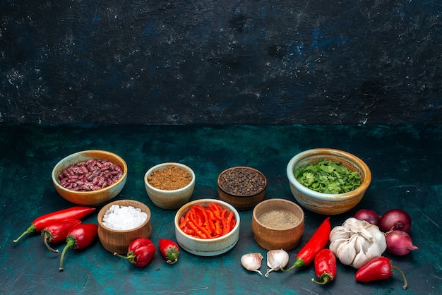 Alho e cebola junto com pimentão, verduras e temperos em pimenta escura, comida vegetal