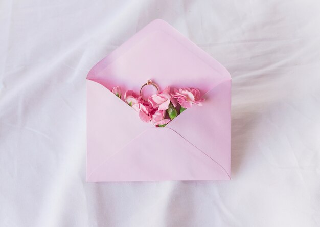 Aliança no envelope com flores