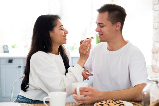 Alimentação feminina étnica com namorado cookie