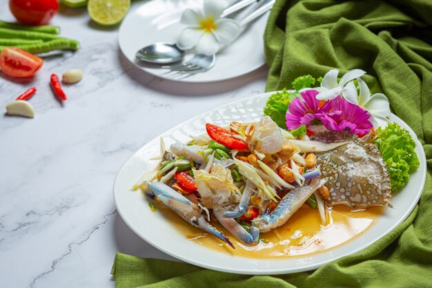 Alimento tailandês fresco do caranguejo azul da papaia da salada da papaia.