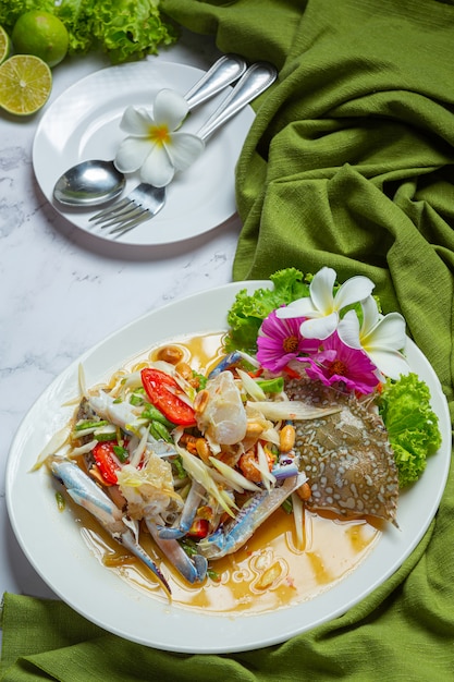 Alimento tailandês fresco do caranguejo azul da papaia da salada da papaia.